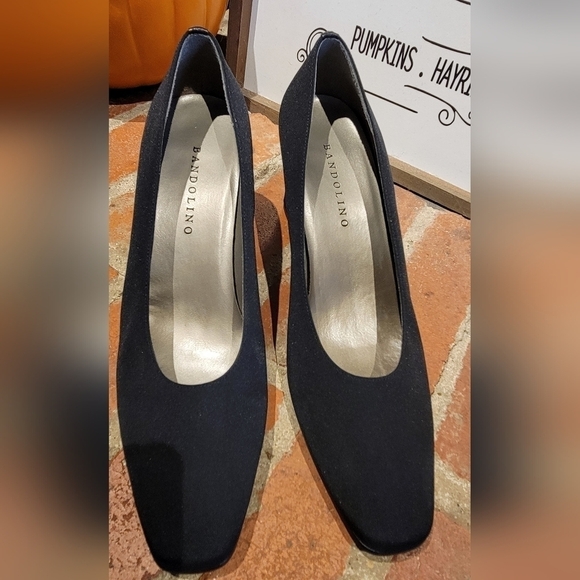 Bandolino black fabric 2 1/2in heel, square toed, wide heeled pumps Size 8.5 - Picture 4 of 8